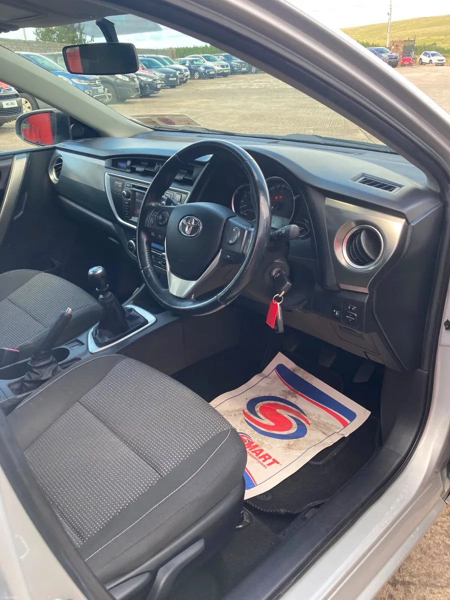 Toyota Auris 2013 low kilometres free delivery