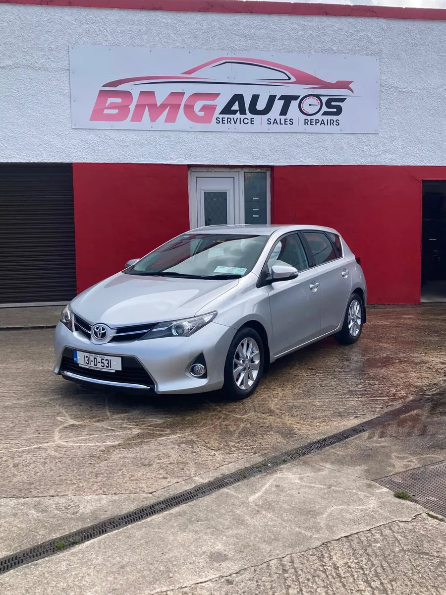 Toyota Auris 2013 low kilometres free delivery