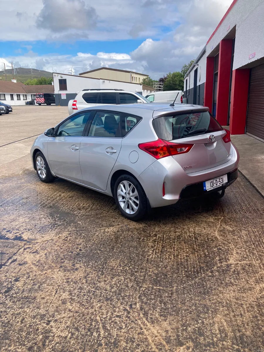 Toyota Auris 2013 low kilometres free delivery
