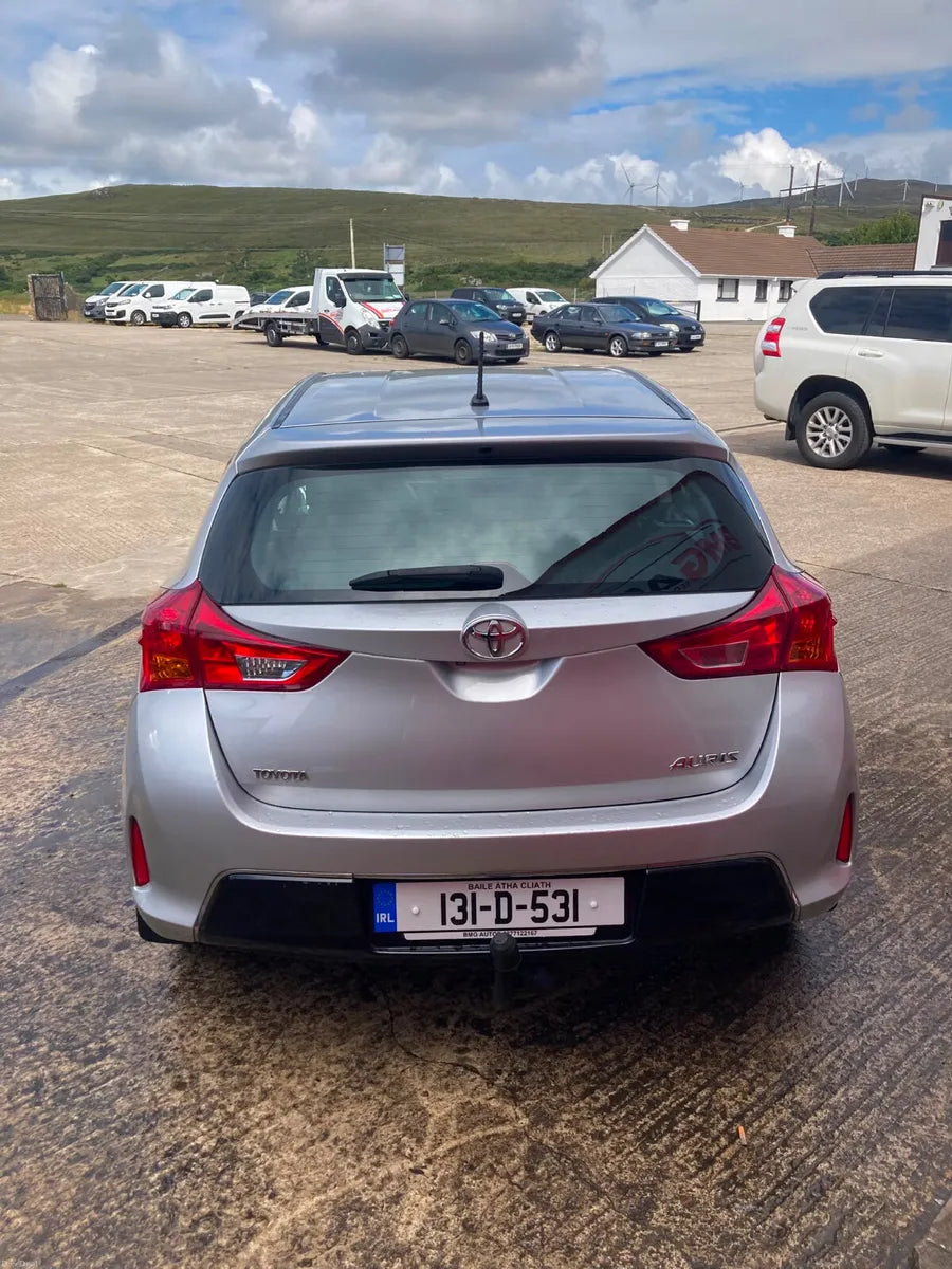 Toyota Auris 2013 low kilometres free delivery