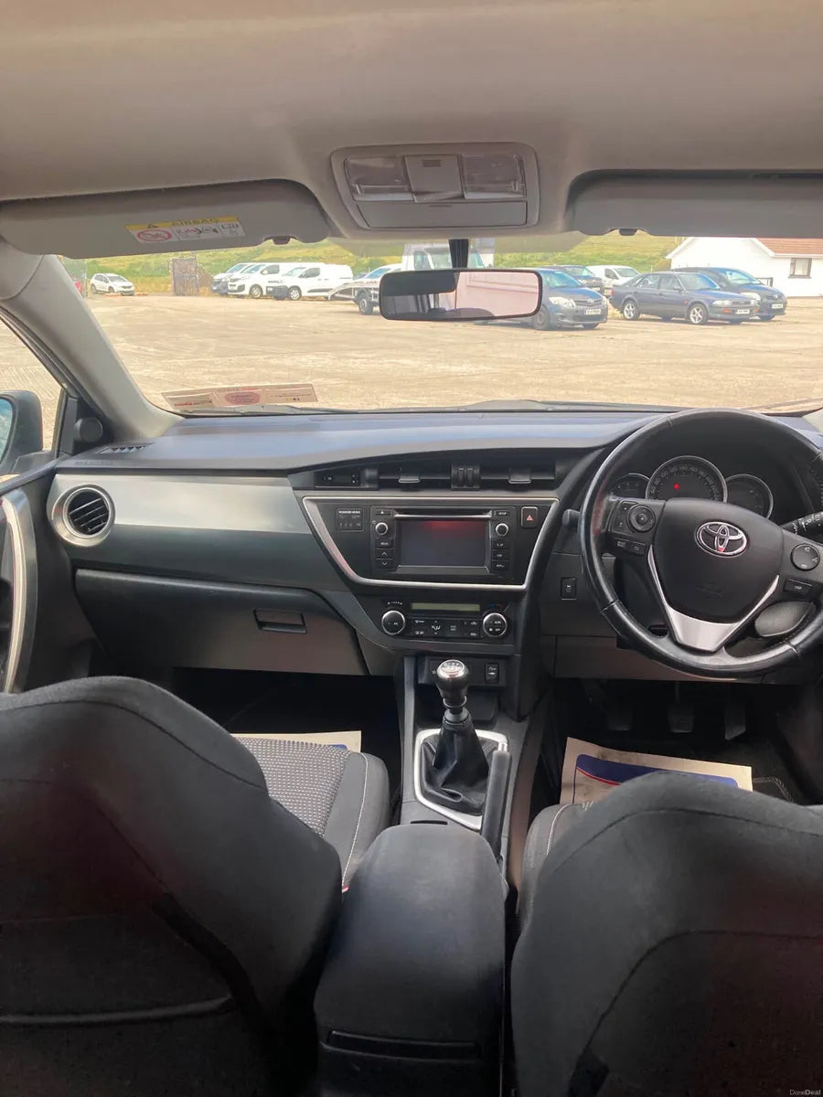 Toyota Auris 2013 low kilometres free delivery