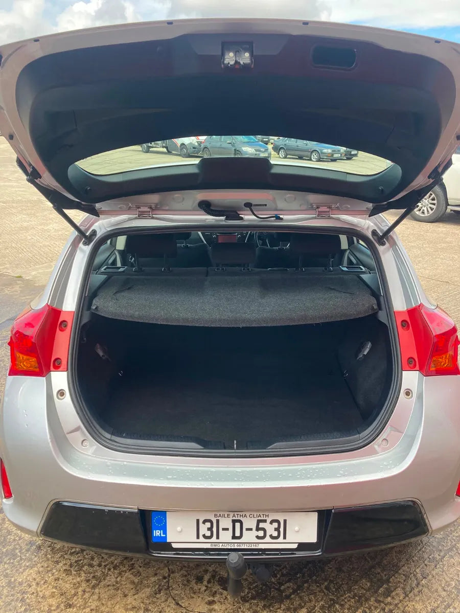 Toyota Auris 2013 low kilometres free delivery