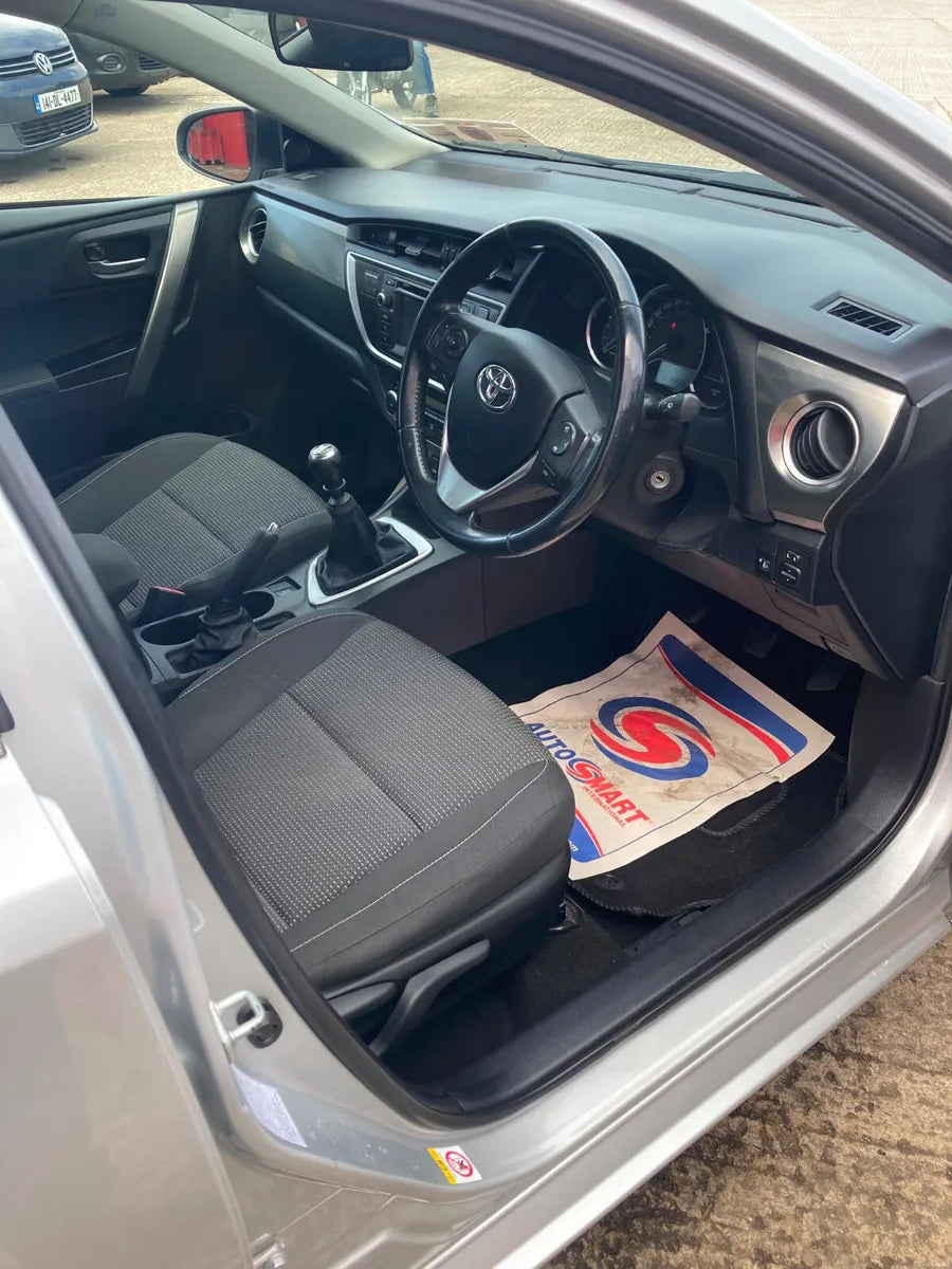 Toyota Auris 2013 low kilometres free delivery