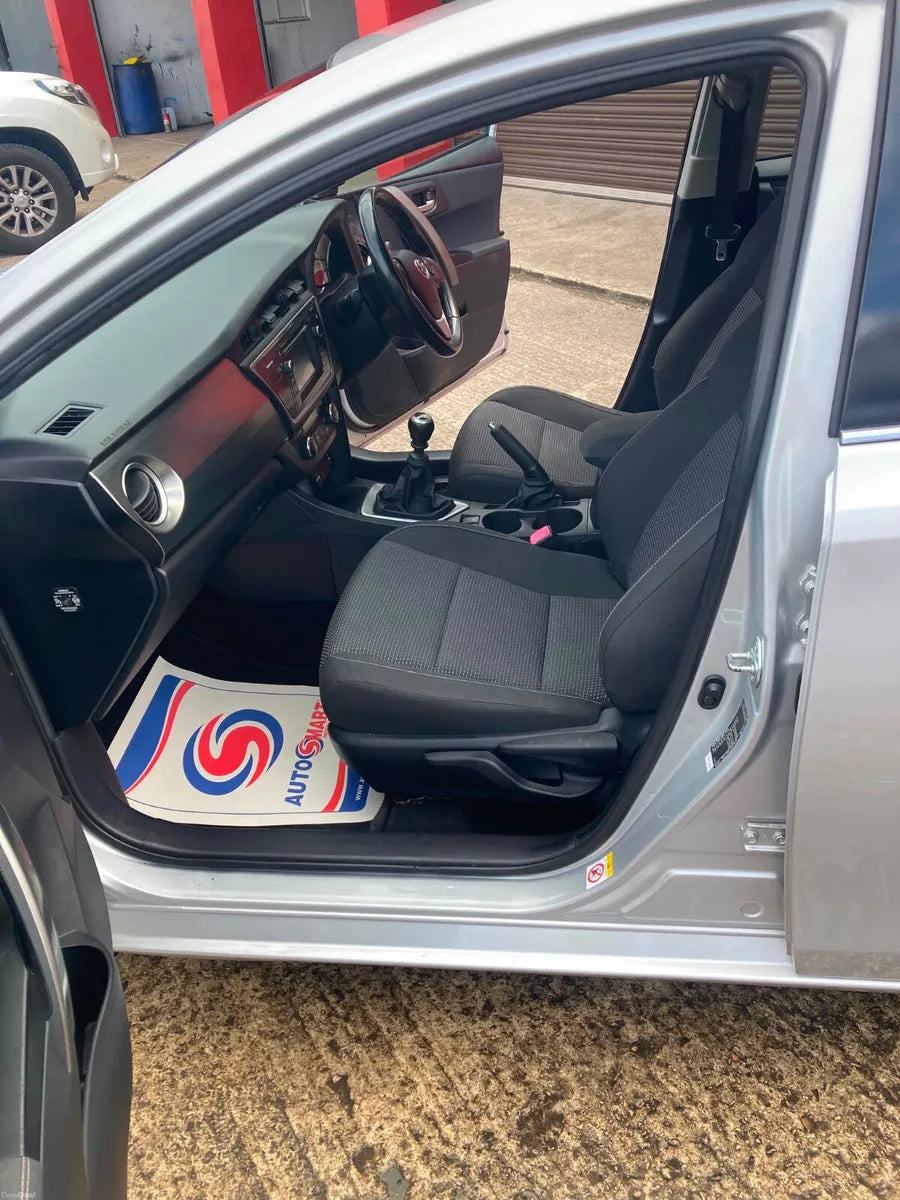 Toyota Auris 2013 low kilometres free delivery